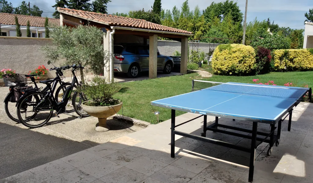 Parking couvert et table de ping-pong