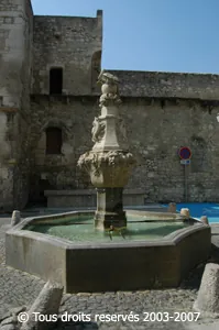 Fontaine de Pernes les Fontaines 